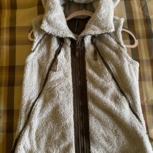 Kuhl Sherpa Vest with hood